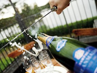 Korka av champagnen med svärd